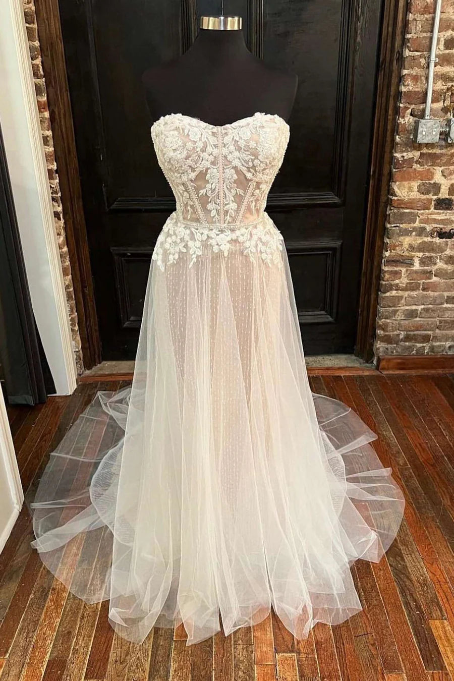 Vestido de novia largo de corte A con apliques de corazón